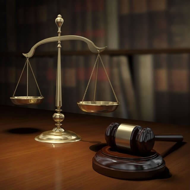 ما هو الفرق بين القاعدة القانونية الآمرة والقاعدة القانونية المكملة؟